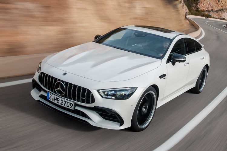 Dòng xe Mercedes-AMG GT 4-Door tại Việt Nam sẽ được phân phối duy nhất một phiên bản 53 4MATIC+ 4-Door Coupé. Phiên bản Mercdes-AMG GT 53 mới sử dụng động cơ 6 cyl thẳng hàng dung tích 3.0L tăng áp cho công suất tối đa 435 mã lực tại 6.100 vòng/phút và mô-men xoắn cực đại 520Nm từ 1.800 – 5.800 vòng/phút.