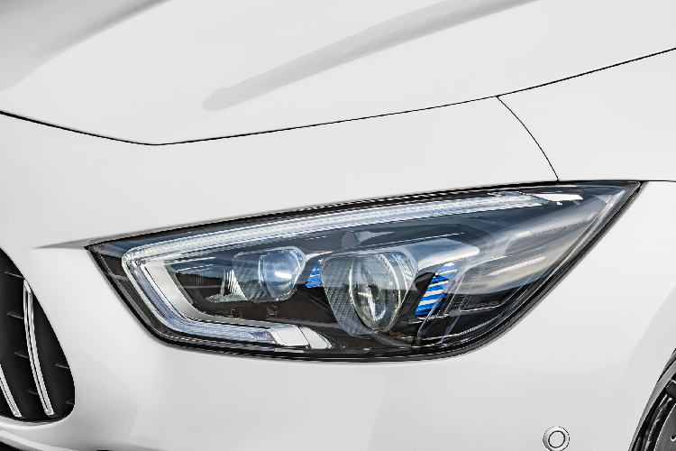 Dòng Mercedes-AMG GT 4-Door mang phong cách thể thao lấy cảm hứng từ dòng siêu xe AMG GT đầu bảng của Mercedes-AMG. Xe kết hợp của hiệu năng xe thể thao, thiết kế phong cách Coupé cuốn hút và đi kèm với khả năng sử dụng tiện lợi hàng ngày.