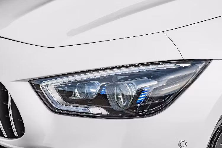 Dòng Mercedes-AMG GT 4-Door mang phong cách thể thao lấy cảm hứng từ dòng siêu xe AMG GT đầu bảng của Mercedes-AMG. Xe kết hợp của hiệu năng xe thể thao, thiết kế phong cách Coupé cuốn hút và đi kèm với khả năng sử dụng tiện lợi hàng ngày.