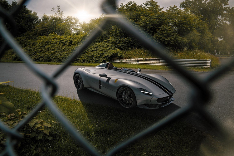 Cuối cùng, nội thất của Ferrari Monza SP1 và SP2 độ Novitec cũng có thể được bọc lại với màu sắc và chất liệu đúng theo yêu cầu của khách hàng. Có thể thấy, Novitec cũng đã rất tôn trọng ngoại thất mang tính biểu tượng của Ferrari khi không sửa đổi bất cứ chi tiết nào bên ngoài của mẫu xe này.