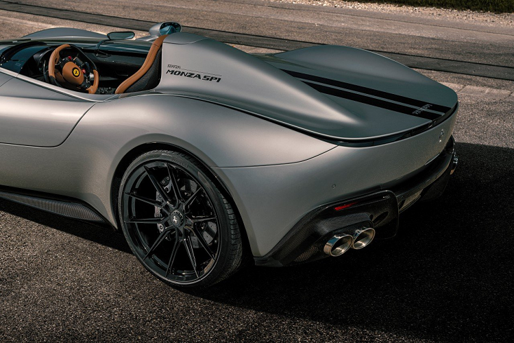 Ngoài hệ thống ống xả giúp xe mạnh hơn, ngoại hình của chiếc Ferrari Monza cũng được nâng cấp với các tùy chọn mâm xe được Novitec hợp tác phát triển với thương hiệu Vossen. Bộ mâm này có thiết kế năm chấu đẹp mắt và có thể được tùy chọn bắt ốc khóa tâm cũng như bộ năm ốc tiêu chuẩn được làm bằng titan. Giống với những gói độ trước đây, khách hàng cũng có thể lựa chọn mua thêm bộ đệm bánh xe bằng nhôm cũng như tùy chọn đến 72 màu sơn mâm cho chiếc speedster của mình.
