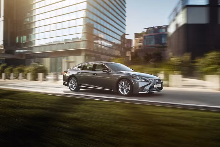 Trên thị trường, sedan hạng sang Lexus LS là đại diện duy nhất của Nhật Bản cạnh tranh trực tiếp với các mẫu xe đến từ Đức như: BMW 7 Series, Audi A8 hay Mercedes-Benz S-Class.