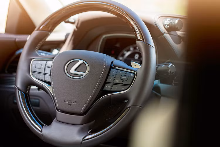 Sedan hạng sang cỡ lớn lắp động cơ 4cyl tăng áp dung tích nhỏ đã không còn quá xa lạ. Khi một số hãng xe như BMW có phiên bản “730” sử dụng động cơ 4cyl 2.0 tăng áp đang bán ở nhiều thị trường, trong đó có thị trường Việt Nam. Dẫu vậy, thông tin Lexus LS mới dùng động cơ 4 xy-lanh tăng áp cỡ nhỏ vẫn chưa được xác nhận bởi nhà sản xuất.