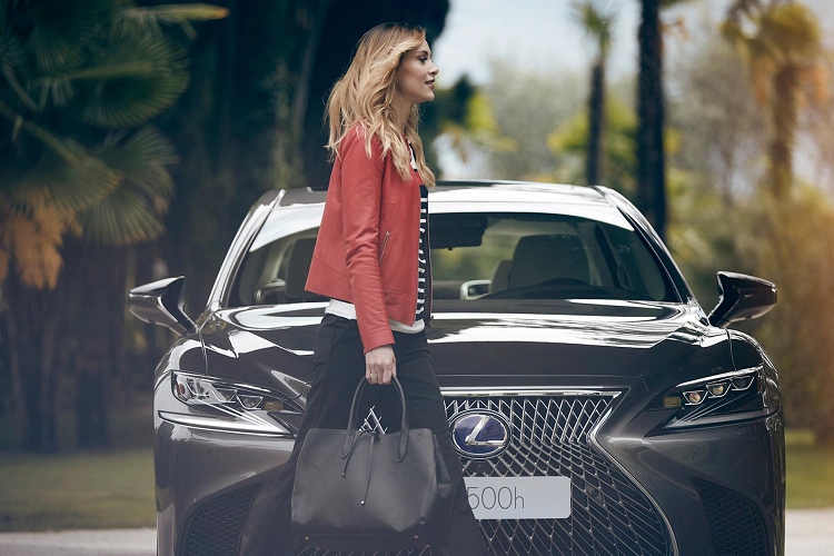 Hiện chưa rõ Lexus sẽ phát triển động cơ hoàn toàn mới hay tinh chỉnh lại động cơ V8 5.0L (2UR-FSE) cũ. Ở Lexus LS600h cũ, động cơ V8 này khi kết hợp với động cơ điện cho công suất tối đa lên đến 439 mã lực. Mạnh hơn đáng kể so với các phiên bản LS 500 và LS 500h của dòng Lexus LS hiện tại mang công suất lần lượt: 416 và 354 mã lực.