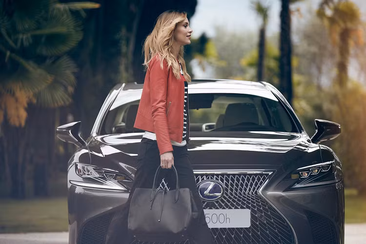 Hiện chưa rõ Lexus sẽ phát triển động cơ hoàn toàn mới hay tinh chỉnh lại động cơ V8 5.0L (2UR-FSE) cũ. Ở Lexus LS600h cũ, động cơ V8 này khi kết hợp với động cơ điện cho công suất tối đa lên đến 439 mã lực. Mạnh hơn đáng kể so với các phiên bản LS 500 và LS 500h của dòng Lexus LS hiện tại mang công suất lần lượt: 416 và 354 mã lực.