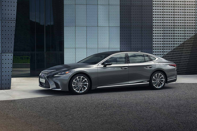 Tin vui cho các “tín đồ” của Lexus LS yêu thích động cơ cỡ lớn, mới đây trang Mag-X của Nhật Bản đã cho biết thương hiệu hạng sang của Toyota đang phát triển động cơ V8 hybrid mới để sử dụng trên Lexus LS facelift mới sắp tới. Nếu thật vậy, Lexus sẽ “hồi sinh” lại phiên bản hybrid - LS 600h của dòng LS thế hệ thứ 4, từng sử dụng động cơ V8 5.0L (2UR-FSE) hybrid.