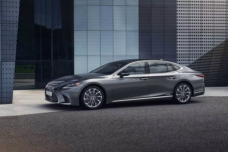 Tin vui cho các “tín đồ” của Lexus LS yêu thích động cơ cỡ lớn, mới đây trang Mag-X của Nhật Bản đã cho biết thương hiệu hạng sang của Toyota đang phát triển động cơ V8 hybrid mới để sử dụng trên Lexus LS facelift mới sắp tới. Nếu thật vậy, Lexus sẽ “hồi sinh” lại phiên bản hybrid - LS 600h của dòng LS thế hệ thứ 4, từng sử dụng động cơ V8 5.0L (2UR-FSE) hybrid.