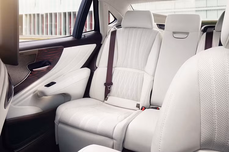 Tại Việt Nam, Lexus LS được phân phối chính hãng với 2 phiên bản LS500 và LS500h với mức giá lần lượt: 7,280 và 7,830 tỷ đồng.