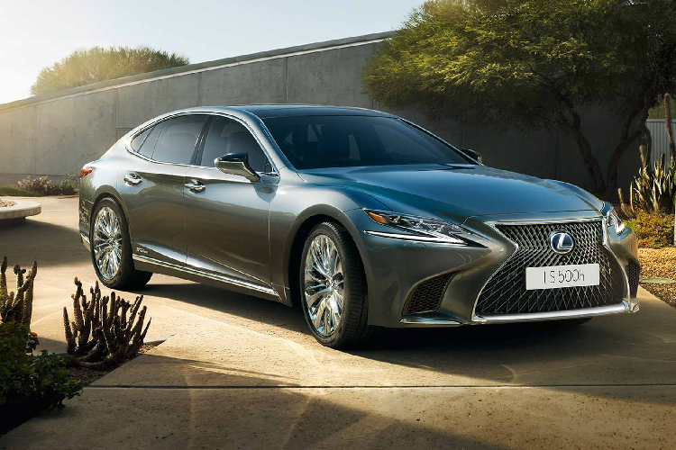 Kể từ khi ra đời từ năm 2017 cho đến nay, mẫu xe sang Lexus LS thế hệ thứ 5 chỉ sử dụng các động cơ V6 dung tích 3.4L và 3.5L tăng áp kép và sử dụng công nghệ mà không có phiên bản lắp động cơ V8 như thế hệ cũ (XF40; 2007 – 2017).