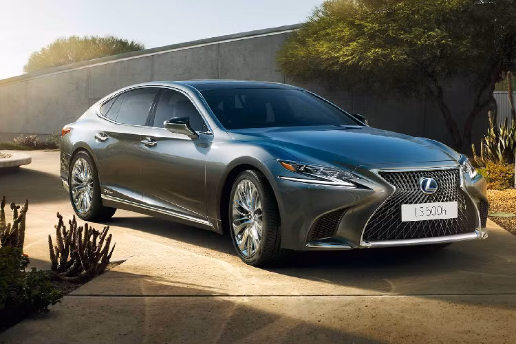 Kể từ khi ra đời từ năm 2017 cho đến nay, mẫu xe sang Lexus LS thế hệ thứ 5 chỉ sử dụng các động cơ V6 dung tích 3.4L và 3.5L tăng áp kép và sử dụng công nghệ mà không có phiên bản lắp động cơ V8 như thế hệ cũ (XF40; 2007 – 2017).