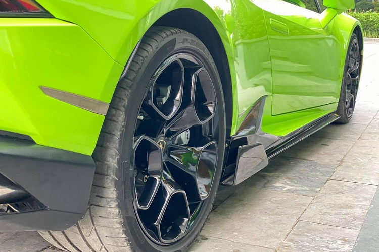 Có thể do đã chán bộ áo xanh neon, chiếc siêu xe Lamborghini Huracan LP610-4 biển "san bằng tất cả" của Đà Nẵng đã được chủ nhân cho thay áo sang màu mới là xanh lá. Bên cạnh đó, ngoại thất xe còn có gói độ ngoại thất Verona Edizione của hãng độ Vorsteiner đến từ Mỹ. Gói độ này có thêm các chi tiết bằng carbon chẳng hạn như cánh lướt gió phía trước, nẹp sườn bên hông và cánh gió đuôi cố định phía sau.