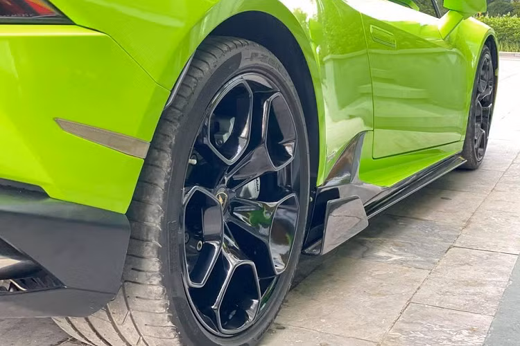 Có thể do đã chán bộ áo xanh neon, chiếc siêu xe Lamborghini Huracan LP610-4 biển "san bằng tất cả" của Đà Nẵng đã được chủ nhân cho thay áo sang màu mới là xanh lá. Bên cạnh đó, ngoại thất xe còn có gói độ ngoại thất Verona Edizione của hãng độ Vorsteiner đến từ Mỹ. Gói độ này có thêm các chi tiết bằng carbon chẳng hạn như cánh lướt gió phía trước, nẹp sườn bên hông và cánh gió đuôi cố định phía sau.