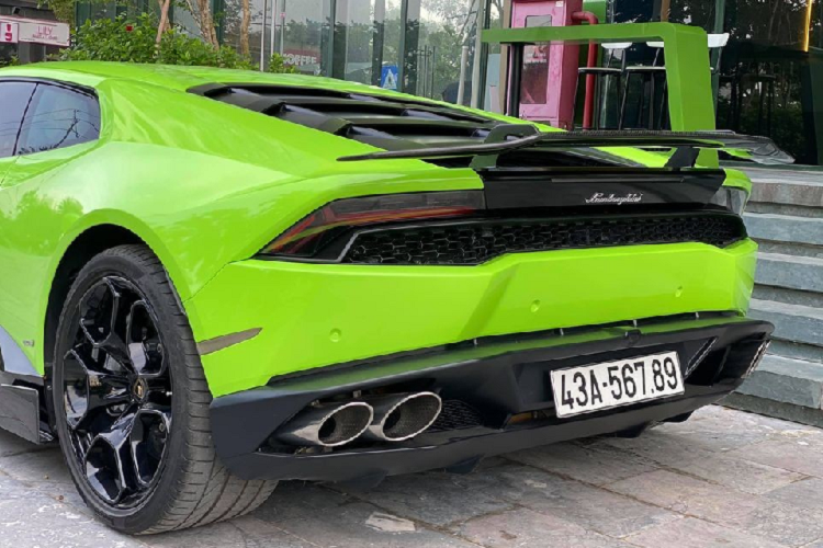 Siêu xe Lamborghini Huracan LP610-4 biển sảnh 56789 của Đà Nẵng sử dụng động cơ V10, dung tích 5.2 lít, sản sinh công suất tối đa 610 mã lực và mô-men xoắn cực đại 560 Nm. Chiếc xe này được chủ nhân độ lại hệ thống ống xả của Capristo.
