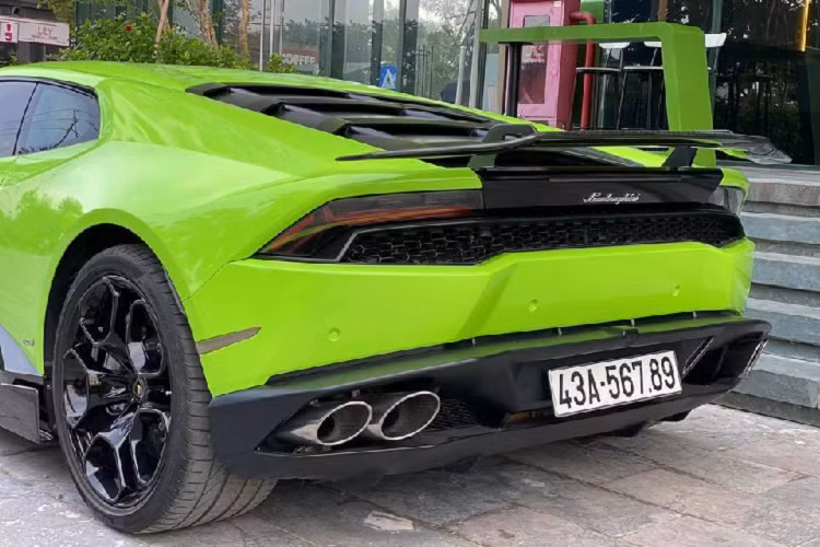 Siêu xe Lamborghini Huracan LP610-4 biển sảnh 56789 của Đà Nẵng sử dụng động cơ V10, dung tích 5.2 lít, sản sinh công suất tối đa 610 mã lực và mô-men xoắn cực đại 560 Nm. Chiếc xe này được chủ nhân độ lại hệ thống ống xả của Capristo.