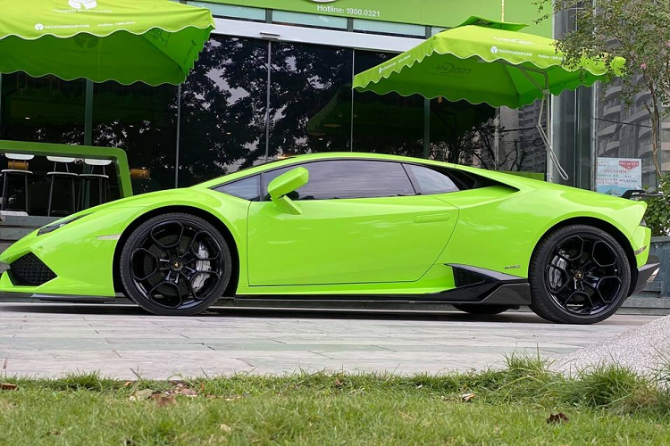 Chủ nhân của chiếc siêu xe Lamborghini Huracan LP610-4 này ban đầu cũng sở hữu không ít chiếc xe được dán lại đề-can màu xanh lá cây. Hiện chưa rõ giá xe Lamborghini Huracan LP610-4 mang biển "san bằng tất cả" của Đà Nẵng, chỉ biết rằng, chiếc xe này từng được rao bán lại hơn 12 tỷ đồng.