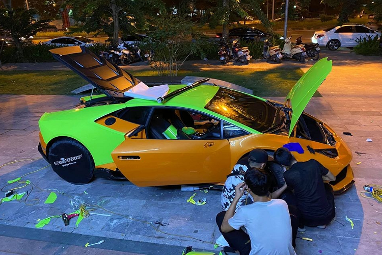 Trong số hơn 18 chiếc siêu xe Lamborghini Huracan đang lăn bánh tại Việt Nam có thể kể đến nhiều chiếc mang các bộ áo nổi bật như đỏ, xanh cốm, vàng, cam, xanh dương... Trong đó, rất hiếm xe mang biển số đẹp và dễ nhớ như tứ quý hay biển sảnh "san bằng tất cả" như chiếc siêu xe Lamborghini Huracan LP610-4 trong bài viết này.