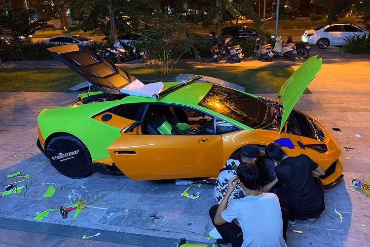 Trong số hơn 18 chiếc siêu xe Lamborghini Huracan đang lăn bánh tại Việt Nam có thể kể đến nhiều chiếc mang các bộ áo nổi bật như đỏ, xanh cốm, vàng, cam, xanh dương... Trong đó, rất hiếm xe mang biển số đẹp và dễ nhớ như tứ quý hay biển sảnh "san bằng tất cả" như chiếc siêu xe Lamborghini Huracan LP610-4 trong bài viết này.