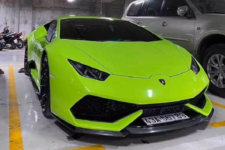 "Siêu bò" Lamborghini Huracan LP610-4 có thời gian tăng tốc từ vị trí đứng yên lên 100 km/h chỉ trong vòng 3,2 giây trước khi đạt vận tốc tối đa 325 km/h. Trong cách đặt tên của Huracan LP610-4, con số 610 tượng trưng cho công suất của xe, số 4 mang hàm ý cho hệ dẫn động 4 bánh.