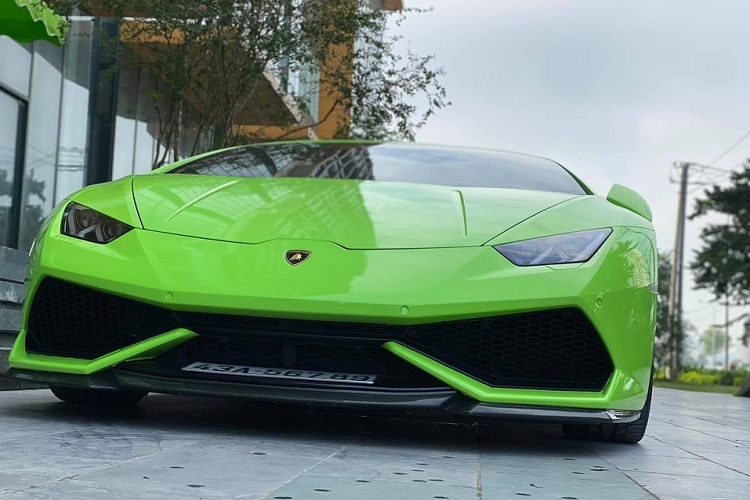 Điểm thú vị của chiếc siêu xe Lamborghini Huracan LP610-4 này không chỉ ở biển số 43A-56789 mà còn ở ngoại thất hiện tại của xe đã được chủ nhân cho đổi phong thuỷ sang màu xanh lá. Nguyên bản xe có màu cam và gần đây nhất được cho thay áo sang màu xanh neon trước khi chuyển sang màu xanh lá cây rất nổi bật và bắt mắt.