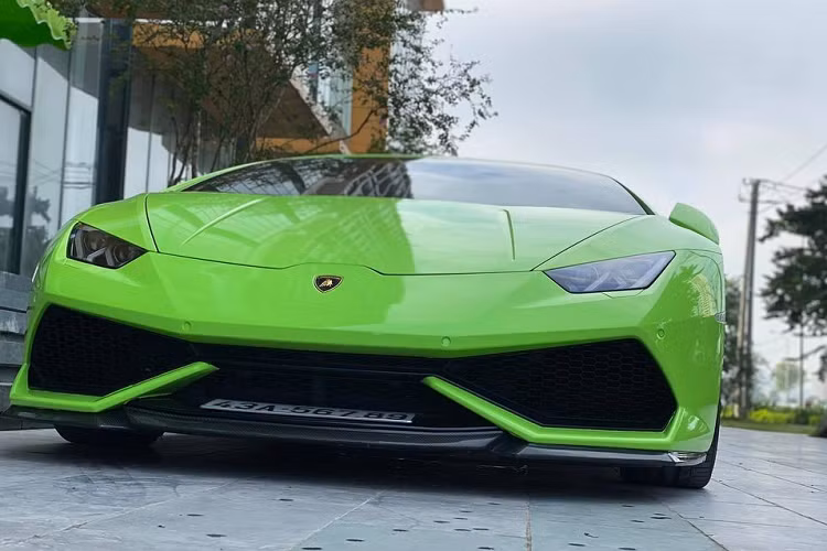 Điểm thú vị của chiếc siêu xe Lamborghini Huracan LP610-4 này không chỉ ở biển số 43A-56789 mà còn ở ngoại thất hiện tại của xe đã được chủ nhân cho đổi phong thuỷ sang màu xanh lá. Nguyên bản xe có màu cam và gần đây nhất được cho thay áo sang màu xanh neon trước khi chuyển sang màu xanh lá cây rất nổi bật và bắt mắt.