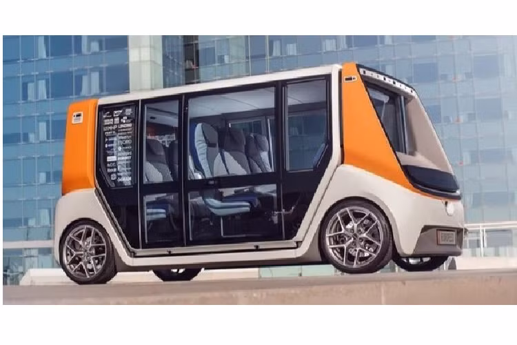 Trên phương diện phong cách, mẫu concept có trang bị bộ la-zăng cỡ 18-inch, một biển kiểm soát kỹ thuật số và đèn LED micro-pixel có thể chiếu biểu tượng cảnh báo lên trên mặt đường. Bên trong, kén hành khách có các màn hình kỹ thuật số, ánh sáng tự điều chỉnh theo cảm xúc và hai hàng ghế lấy từ một chiếc máy bay Boeing 737.