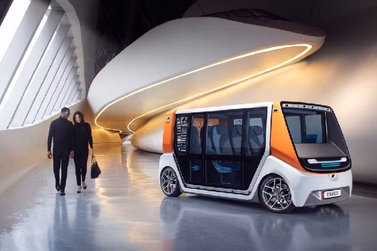 Bên cạnh đó, xe tự lái RinSpeed MetroSnap cũng có tính năng tự hành hoàn toàn và trang bị hàng loạt cảm biến lidar. Bởi không hề có tài xế vận hành, mẫu concept có hệ thống phanh và bẻ lái dự phòng để “đảm bảo tối đa an toàn”.