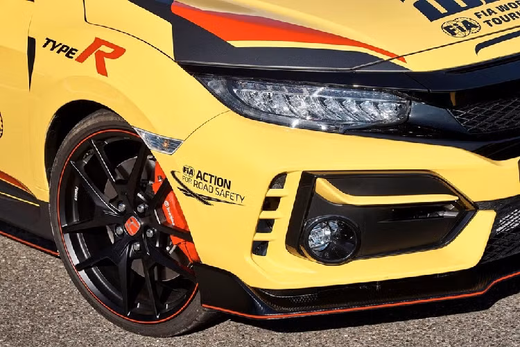 Là Safety Car nên nội thất của xe đã được lược bỏ một số chi tiết, giúp khối lượng xe giảm hơn 45 kg so với Civic Type R GT. Bên dưới nắp ca-pô vẫn là khối động cơ tăng áp VTEC 2.0L quen thuộc, tuy nhiên công suất đã được đẩy lên mức 316 mã lực. Xe có thể tăng tốc 0-100 km/h trong 5,7 giây, đủ đáp ứng được các yêu cầu của một chiếc Safety Car trong giải đua WTCR.