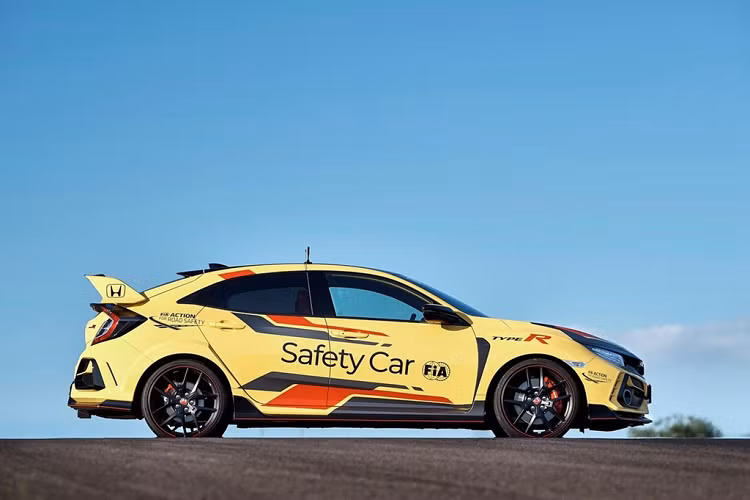 Chiếc Civic Type R bản đua sử dụng làm Xe an toàn nổi bật với ngoại thất màu vàng Sunlight Yellow cùng bộ tem trang trí mang hơi hướm thể thao.