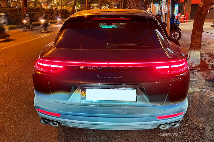 Ngoài ra, khoang hành lý của Porsche Panamera 4 Sport Turismo cũng có thể tích lớn hơn phiên bản sedan với 520 lít tiêu chuẩn và 1.390 lít khi hàng ghế sau gập xuống. Bên cạnh đó, Panamera Sport Turismo cũng trở thành phiên bản Panamera đầu tiên có đủ chỗ cho ba người ở hàng ghế sau.