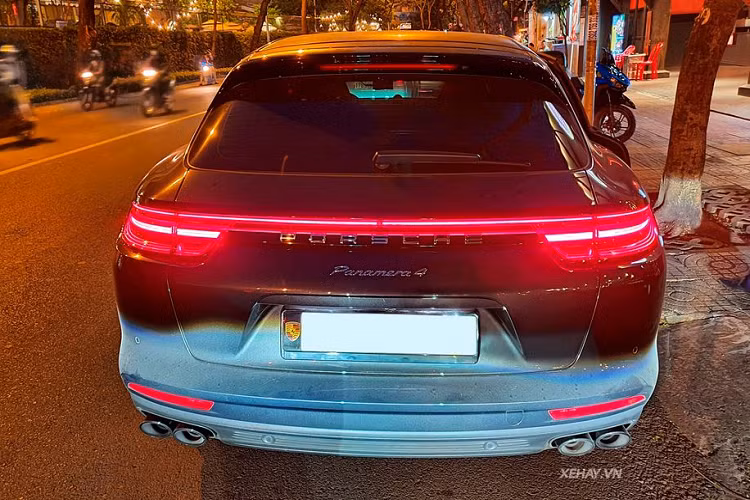 Ngoài ra, khoang hành lý của Porsche Panamera 4 Sport Turismo cũng có thể tích lớn hơn phiên bản sedan với 520 lít tiêu chuẩn và 1.390 lít khi hàng ghế sau gập xuống. Bên cạnh đó, Panamera Sport Turismo cũng trở thành phiên bản Panamera đầu tiên có đủ chỗ cho ba người ở hàng ghế sau.