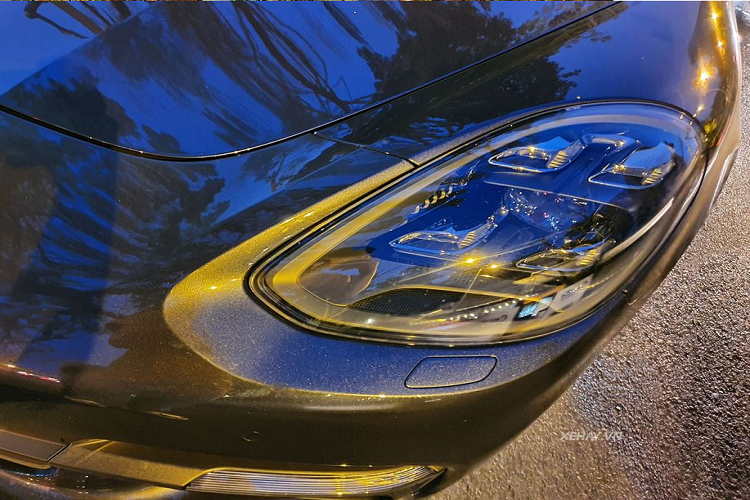 Theo quan sát, chiếc Porsche Panamera 4 Sport Turismo này đã được chủ nhân tuỳ chọn màu sơn ngoại thất Nâu Magogany ánh kim. Kết hợp với đó còn là bộ mâm đa chấu kiểu dáng Sport-Design màu đen bóng có viền màu bạc kích thước 21 inch.