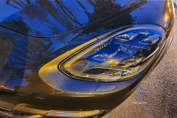 Theo quan sát, chiếc Porsche Panamera 4 Sport Turismo này đã được chủ nhân tuỳ chọn màu sơn ngoại thất Nâu Magogany ánh kim. Kết hợp với đó còn là bộ mâm đa chấu kiểu dáng Sport-Design màu đen bóng có viền màu bạc kích thước 21 inch.