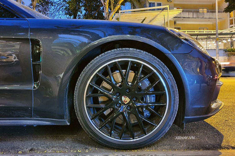 Một điểm nhấn đặc biệt của Porsche Panamera 4 Sport Turismo là phần cánh gió nhỏ chủ động gắn với cánh gió liền nóc xe. Góc mở của cánh gió có thể được thiết lập theo ba chế độ tùy theo tình trạng vận hành và các thiết lập của xe, cánh gió này cũng tạo thêm lực nén đến 50kg trên trục sau.