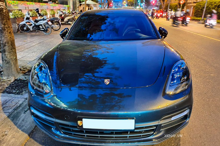 Từ trụ B đổ về phía sau, nóc xe không dốc như trên bản Gran-coupe, thiết kế này giúp mở rộng khoảng trống trên đầu của hành khách hàng ghế sau.