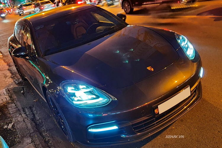 Porsche Panamera 4 Sport Turismo mới nói riêng và bản Turismo nói chung đều có thiết kế khác biệt so với phiên bản Gran-coupe ở phần đuôi xe. Mẫu xe này có chiều dài tổng thể 5.049 mm, chiều rộng 1.937 mm trong khi đó chiều cao của xe tăng thêm 5 mm.