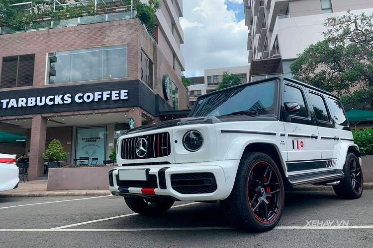 Dù áp dụng màu sơn nào, G63 Edition 1 2019 cũng được phân biệt với những chiếc G63 thông thường bởi những chi tiết viền đỏ ngoài thân xe, ví dụ như dải decal màu đỏ bên hông xe, vỏ gương chiếu hậu hay viền bánh xe.