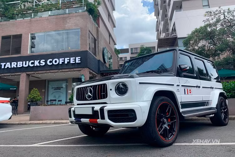 Dù áp dụng màu sơn nào, G63 Edition 1 2019 cũng được phân biệt với những chiếc G63 thông thường bởi những chi tiết viền đỏ ngoài thân xe, ví dụ như dải decal màu đỏ bên hông xe, vỏ gương chiếu hậu hay viền bánh xe.