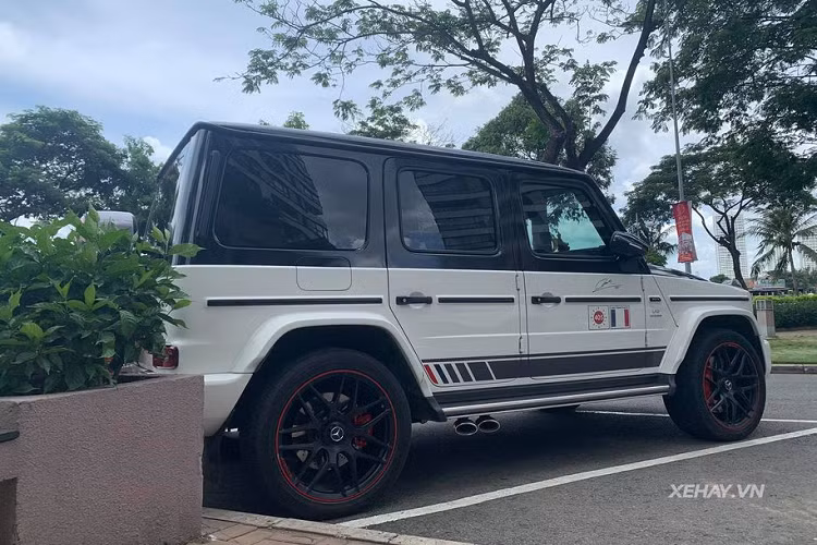 Theo tìm hiểu, siêu phẩm Mercedes-AMG G63 Edition-1 của Minh nhựa là chiếc G63 Edition-1 thứ 2 tại Việt Nam và được đưa về nước theo dạng nhập khẩu tư nhân. Thực tế, đây là phiên bản đặc biệt của biến thể Mercedes-AMG G63 và chúng chỉ được bán ra trong vòng 1 năm sau khi dòng xe này chính thức được sản xuất.