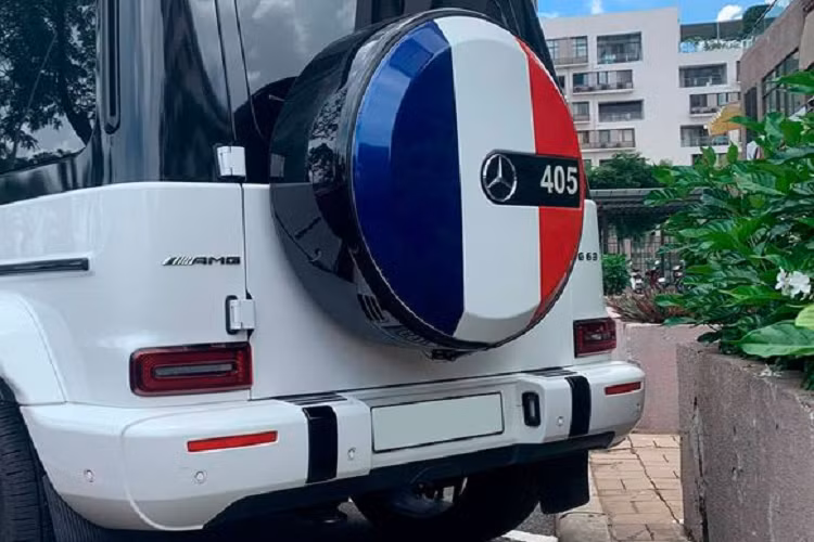 Giá xe Mercedes-AMG G63 Edition-1 2019 tại Việt Nam khoảng hơn 10 tỷ đồng, được trang bị cặp vành có kích thước lên đến 22 inch 7 nan kép, sơn đen mờ với chỉ viền đỏ kết hợp phanh AMG đỏ tương phản và bọc trong cặp lốp 235/40R22. Xe sử dụng động cơ V8 4.0L tăng áp kép, cho công suất 577 mã lực và mô-men xoắn 850Nm, kết hợp với hộp số tự động 9 cấp. G63 AMG có thể tăng tốc từ 0-100km/h trong 4,5 giây trước khi đạt tốc độ tối đa 220km/h.