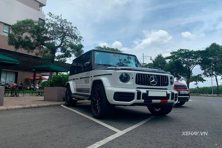 Đại gia Minh nhựa tậu siêu phẩm Mercedes-AMG G63 Edition-1 mới vào tháng 5/2019. Mới đây, sau một thời gian dài cầm lái chiếc xe này, tay chơi xe khét tiếng Việt Nam đã quyết định làm mới chiếc xe bằng cách dán đề-can một nửa trên của thân xe màu đen, kết hợp với màu sơn trắng nguyên bản phía dưới mang tới diện mạo bắt mắt và hầm hố hơn đáng kể.