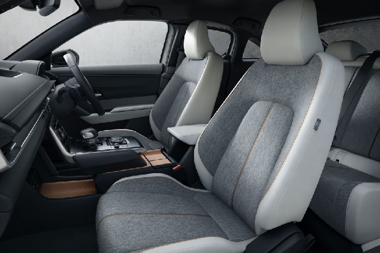 Thiết kế của MX-30 e-SkyActiv G giống hoàn toàn MX-30 tại thị trường châu Âu, ngoại trừ việc có thêm logo "e-SkyActiv G" ở phía sau. Mẫu xe điện này sở hữu công nghệ kiểm soát lực kéo G-Vectoring Control.