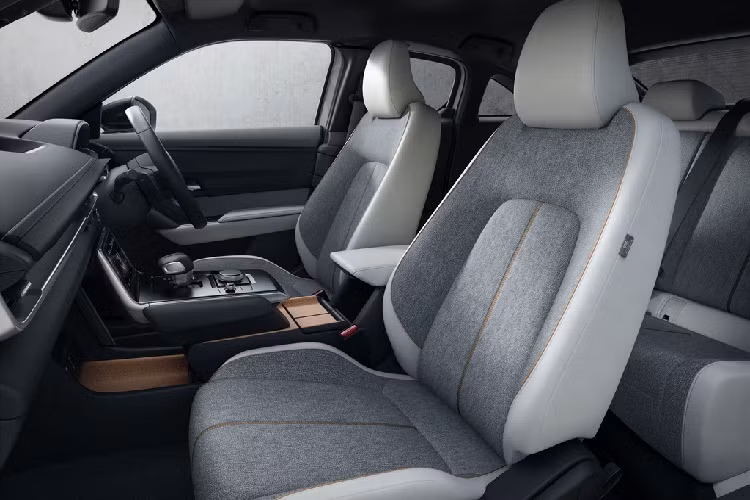 Thiết kế của MX-30 e-SkyActiv G giống hoàn toàn MX-30 tại thị trường châu Âu, ngoại trừ việc có thêm logo "e-SkyActiv G" ở phía sau. Mẫu xe điện này sở hữu công nghệ kiểm soát lực kéo G-Vectoring Control.