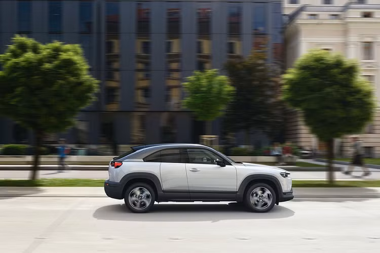 Hệ truyền động mới này là sự kết hợp giữa động cơ xăng hút khí tự nhiên 2.0L SkyActiv G với hệ thống hybrid nhẹ M Hybrid. Hiện tại vẫn chưa có các thông số cụ thể về hệ thống M Hybrid trên MX-30, nhiều khả năng sẽ tương tự M Hybrid trên Mazda3 và CX-30 ở châu Âu