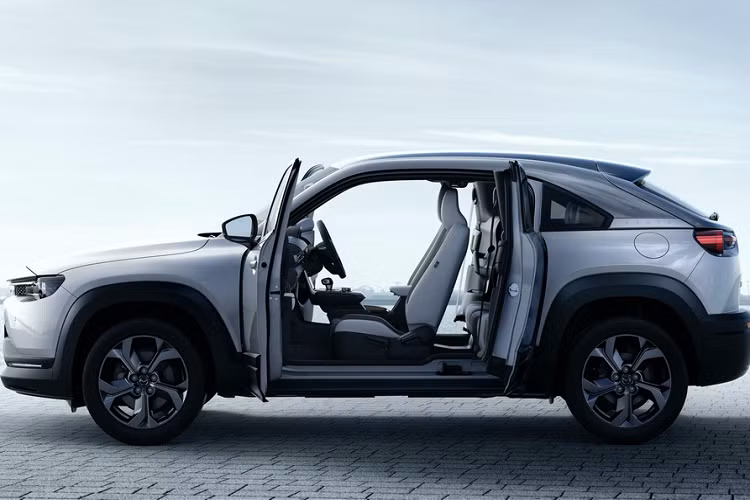  Giá xe Mazda MX-30 e-SkyActiv G vẫn chưa được công bố, mẫu xe này dự kiến được bán ra vào cuối năm nay tại Nhật Bản.