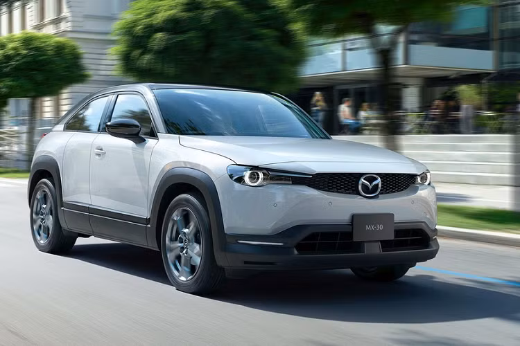 Mazda từng giới thiệu mẫu crossover chạy điện hoàn toàn MX-30 dành cho thị trường châu Âu vào tháng 5 năm nay, tuy nhiên mẫu xe này sẽ không được bán tại Nhật Bản với động cơ tương tự. Hãng xe Nhật Bản cho biết sẽ ra mắt Mazda MX-30 2021 mới tại quê nhà với hệ truyền động hybrid nhẹ (mild-hybrid) mang tên e-SkyActiv G.
