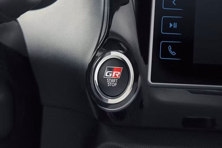 Cuối cùng, những hình ảnh trong bài viết này đến từ phiên bản giới hạn của chiếc Hilux GR Sport tại một số thị trường, tuy nhiên, đây chỉ là một gói tùy chọn trang trí.