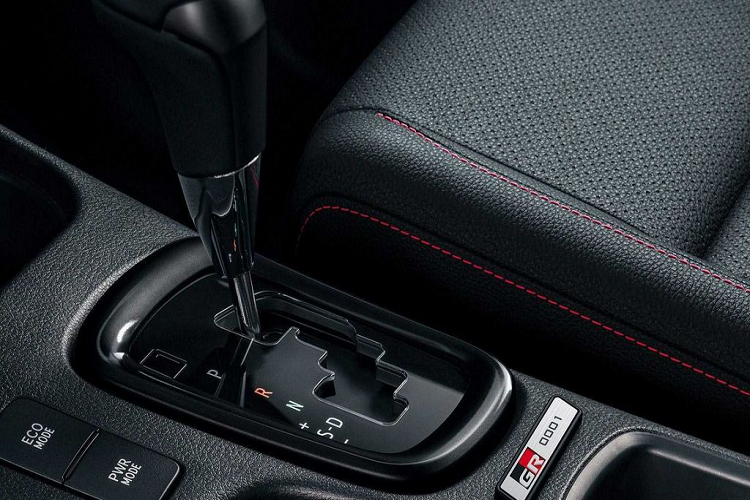 Gazoo Racing đã bổ sung thêm tấm lưới tản nhiệt và mui xe sơn đen, viền đèn sương mù sơn đỏ, bộ mâm 17-inch sơn đen cùng các chấu, vành được đánh bóng, và nhiều chi tiết sơn đen khỏe khoắn.