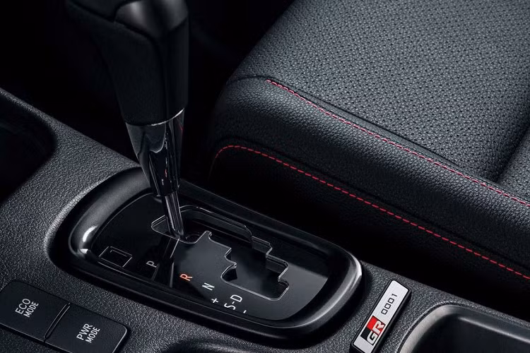 Gazoo Racing đã bổ sung thêm tấm lưới tản nhiệt và mui xe sơn đen, viền đèn sương mù sơn đỏ, bộ mâm 17-inch sơn đen cùng các chấu, vành được đánh bóng, và nhiều chi tiết sơn đen khỏe khoắn.