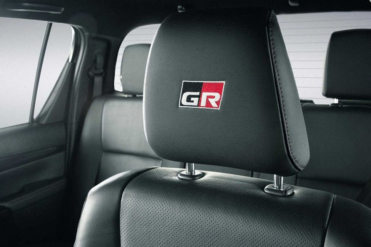 Bên trong khoang cabin, chiếc bán tải nổi bật với nội thất bọc da cùng các đường chỉ khâu đỏ tương phản. Cung cấp sức mạnh cho chiếc xe là khối động cơ Dầu Turbodiesel 2,8 lít, sản sinh 177 mã lực và lượng mô-men xoắn cực đại 450 Nm, truyền động thông qua một hộp số tự động 6 cấp.