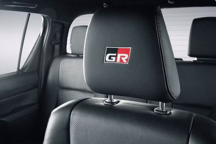 Bên trong khoang cabin, chiếc bán tải nổi bật với nội thất bọc da cùng các đường chỉ khâu đỏ tương phản. Cung cấp sức mạnh cho chiếc xe là khối động cơ Dầu Turbodiesel 2,8 lít, sản sinh 177 mã lực và lượng mô-men xoắn cực đại 450 Nm, truyền động thông qua một hộp số tự động 6 cấp.